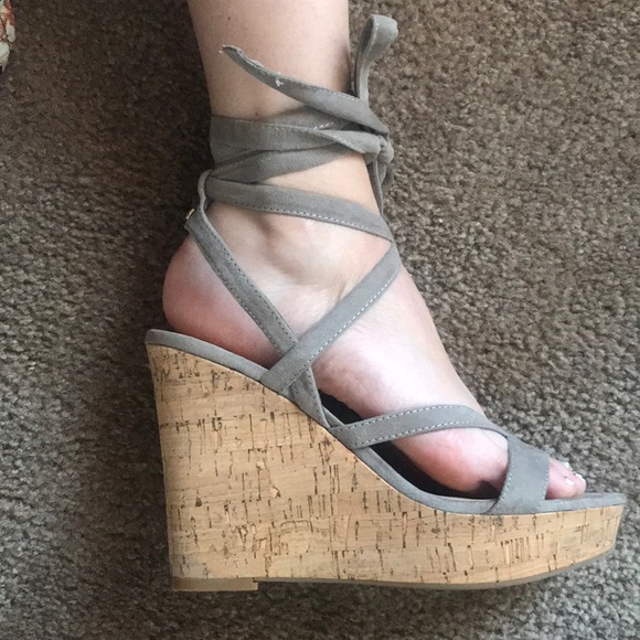 Guess light grey wedges size 6 1/2 - Picture 6 of 6